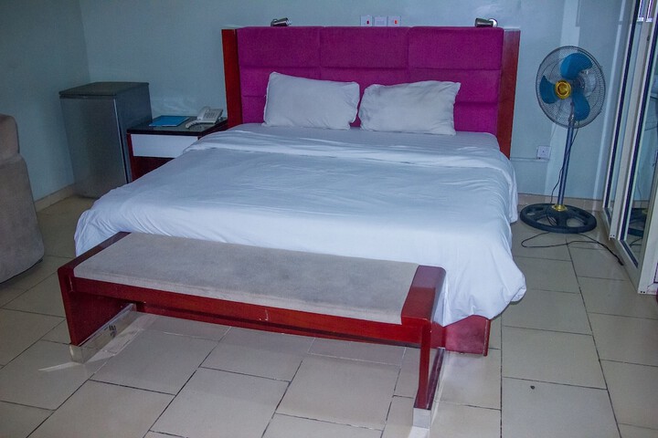 Room 11 of 48