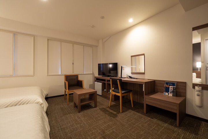 Room 5 of 18