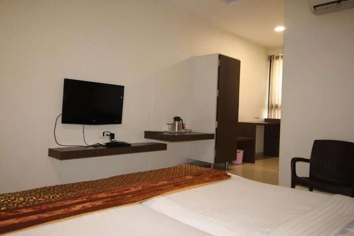 Room 9 of 32