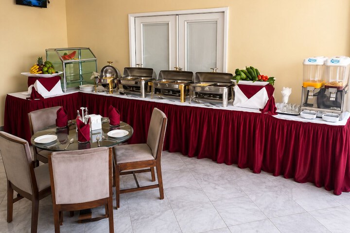 Dining 42 of 51