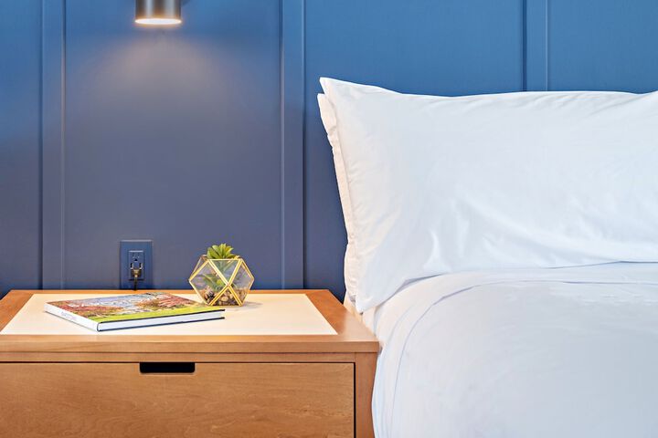 Basic Single Queenbed (3 of 3)