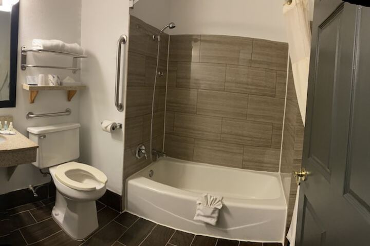 1 Queen Bed (17 of 19)