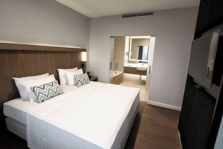 Room 10 of 68