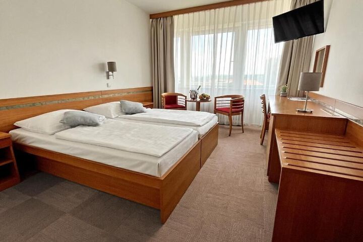 Room 2 of 10