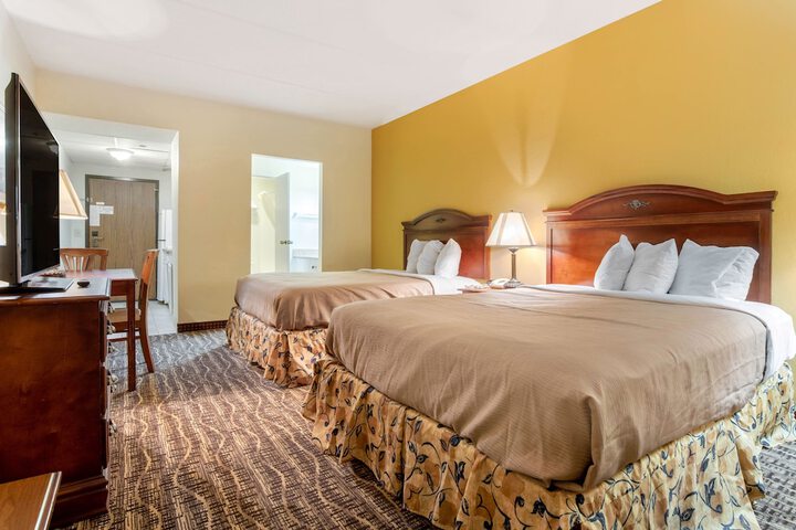 2 Queen Beds (1 of 7)