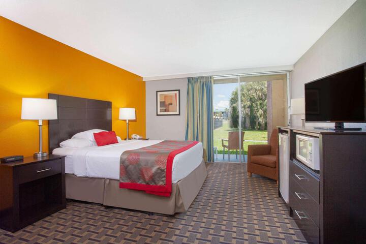 2 Queen Beds (6 of 8)