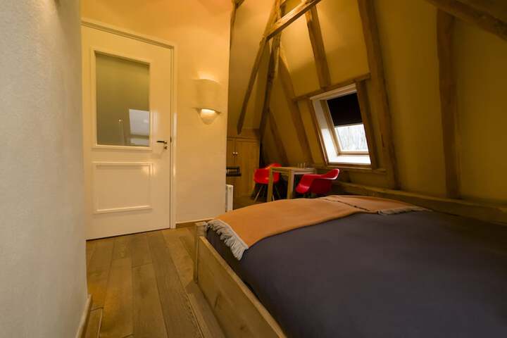 Room 32 of 76
