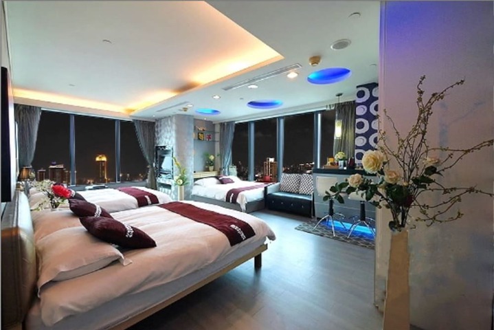 Room 3 of 98