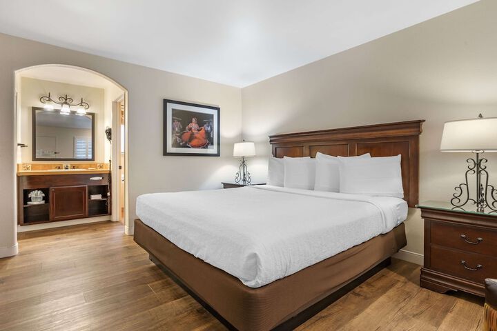 1 King Bed Microwave and Refrigerator WiFi Full Breakfast (3 of 9)
