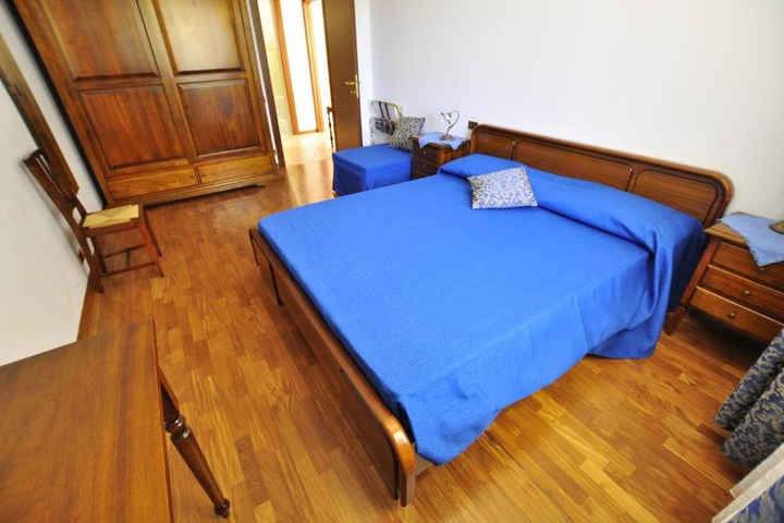 Room 4 of 9