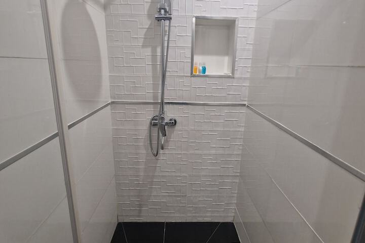 Room 6 of 10