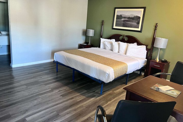 1 King Bed (8 of 17)