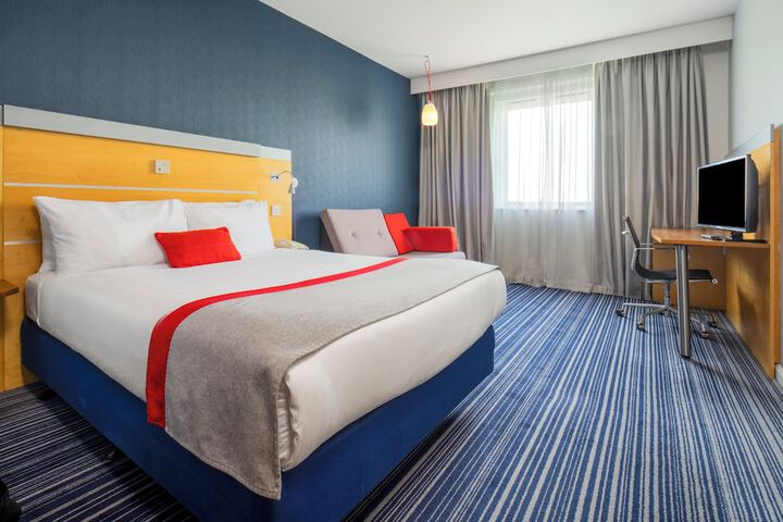 Room 34 of 136