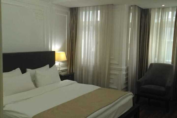 Room 5 of 10