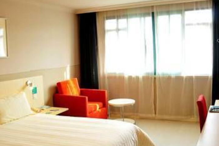 Room 7 of 9