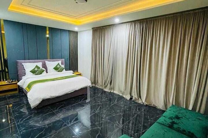 Room 9 of 35