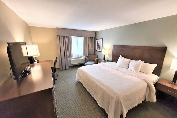 1 King Bed (2 of 19)