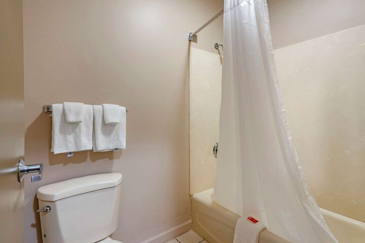 1 King Bed (6 of 7)