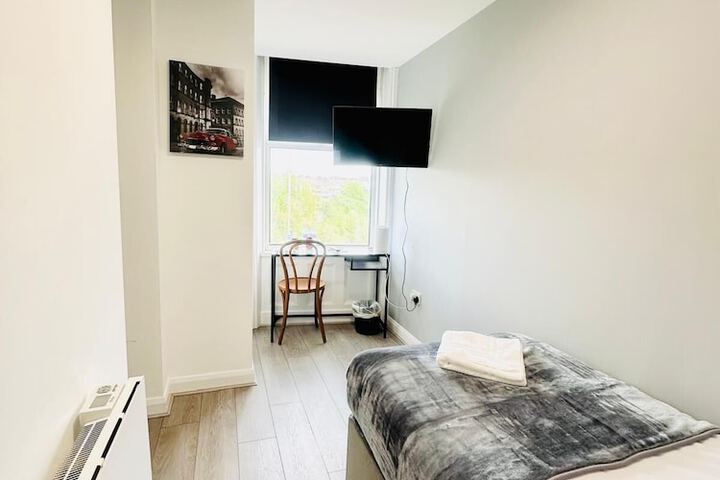 Room 6 of 13