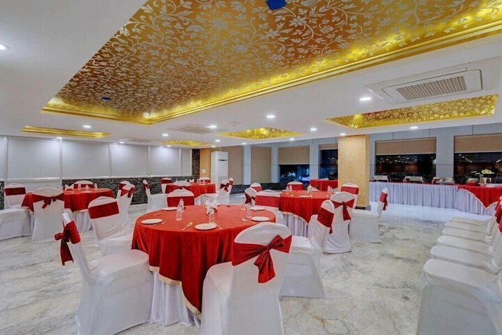 Ballroom/Hall 18 of 24