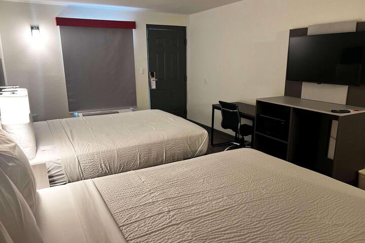 2 Queen Beds (3 of 4)