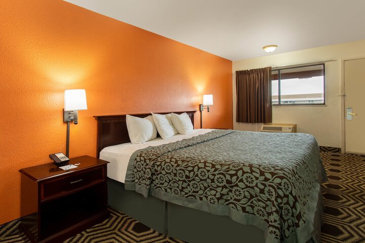 1 King Bed (2 of 8)