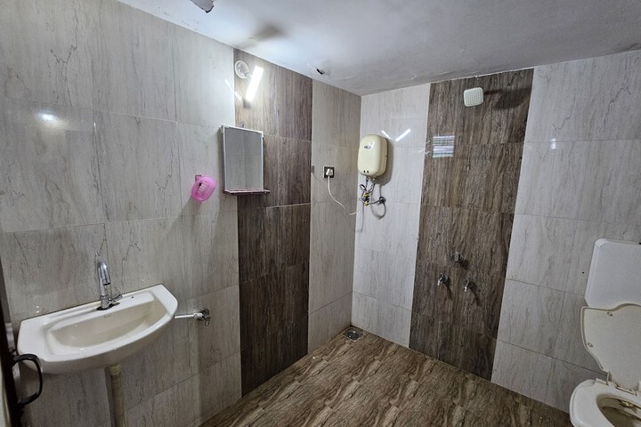 Room 6 of 9