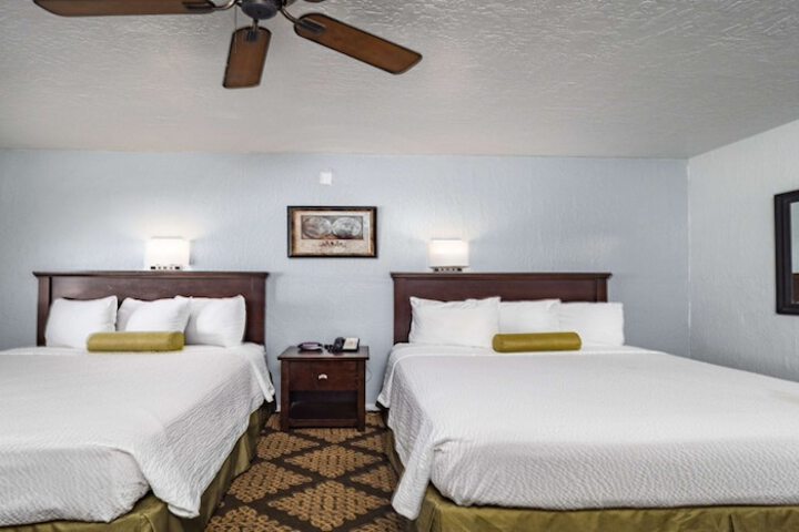 1 Queen Bed (2 of 10)