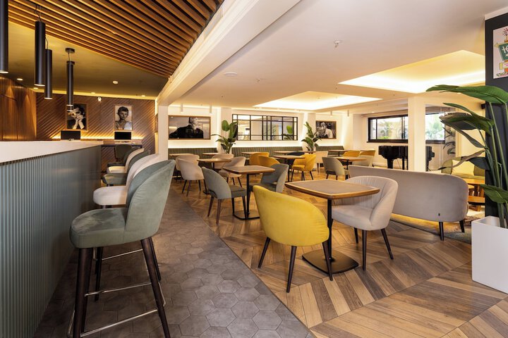 Lounge 77 of 101