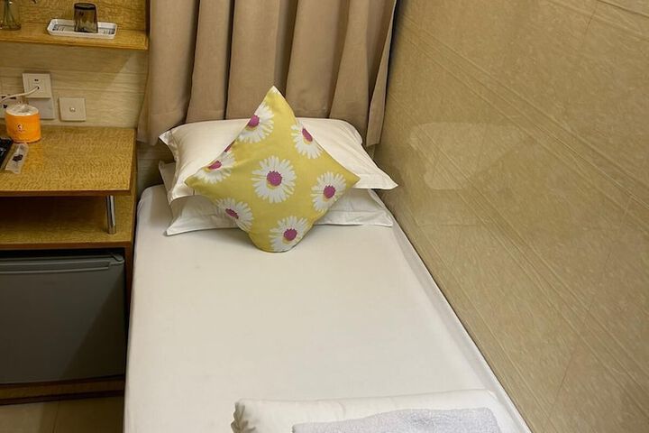 Room 4 of 16