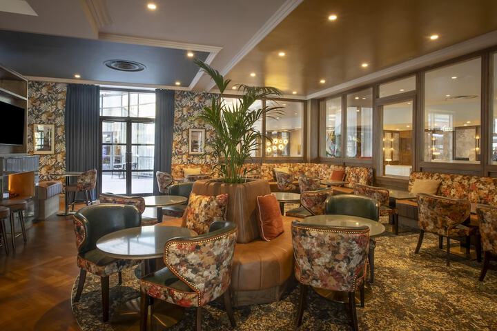 Lounge 44 of 57