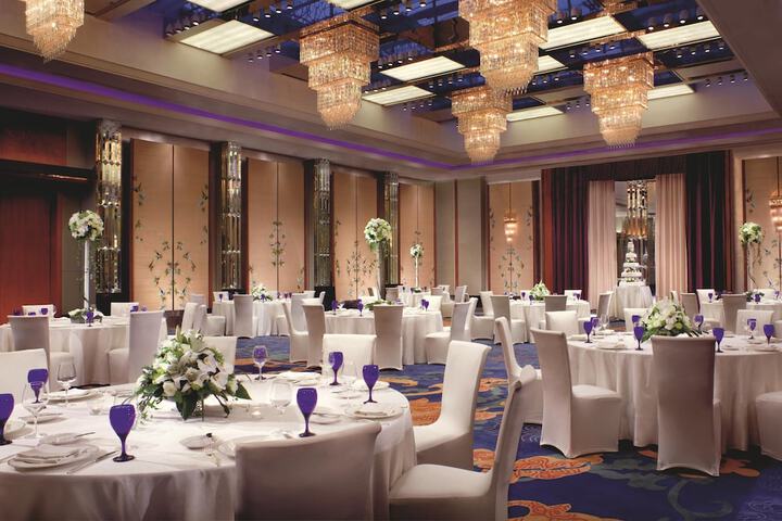 Ballroom/Hall 82 of 102