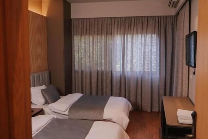 Room 4 of 25