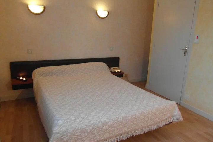 Room 4 of 16