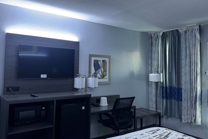 1 King Bed (2 of 10)