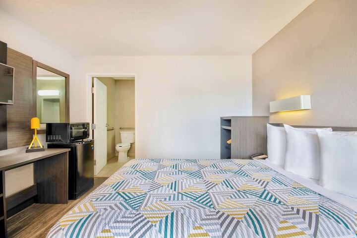 Deluxe Room 2 Double Beds Refrigerator, Microwave (5 of 14)