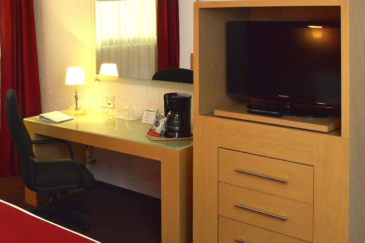 Room 2 of 76