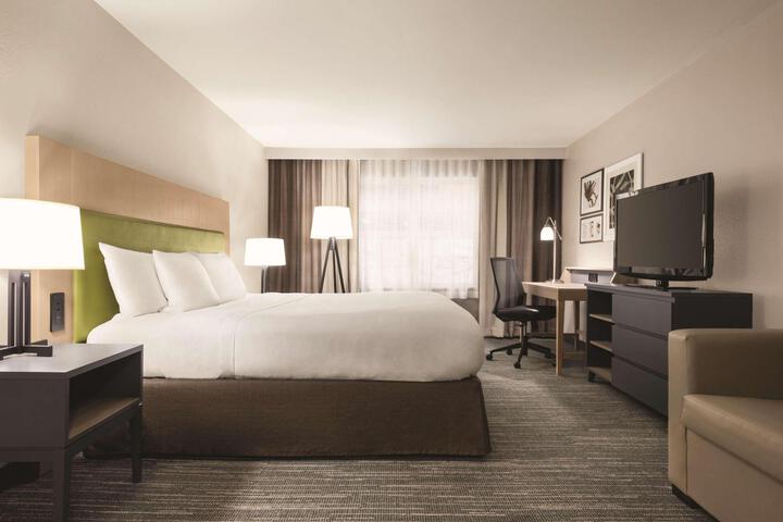 1 King Bed (4 of 9)
