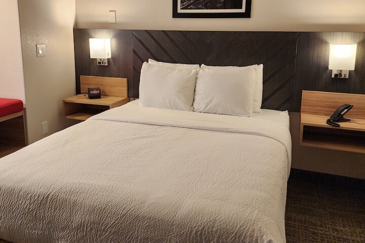 1 Queen Bed Smart TV Work Desk Refrigerator Full Breakfast (31 of 32)