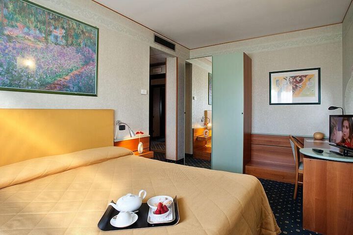 Room 13 of 35