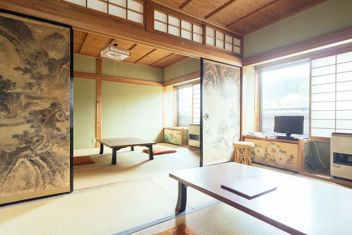 Room 4 of 100