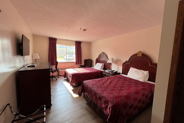 2 Double Beds (12 of 13)