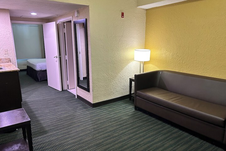 1 King Bed (5 of 10)