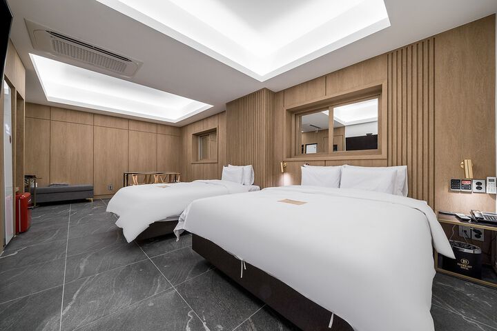 Room 105 of 141