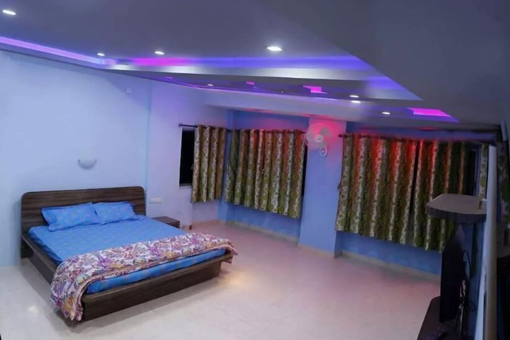 Room 4 of 9