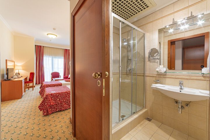 Room 5 of 40