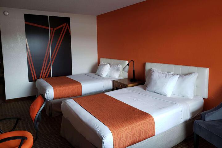 1 King Bed (3 of 10)