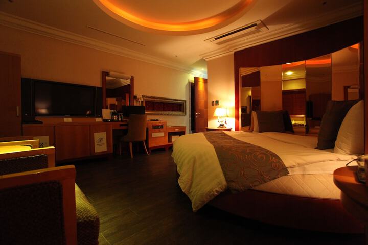 Room 13 of 37