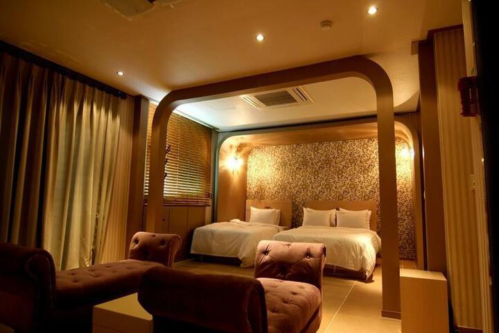 Room 3 of 7