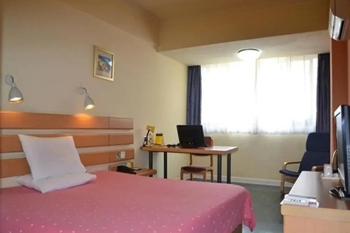 Room 4 of 18